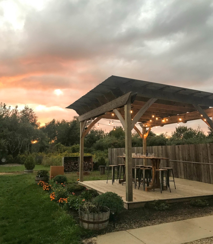 Construction d’une terrasse en bois avec pergola aménagée dans un jardin